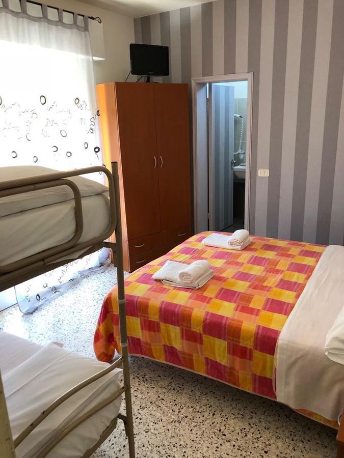 Hotel Hollywood Риччоне Экстерьер фото